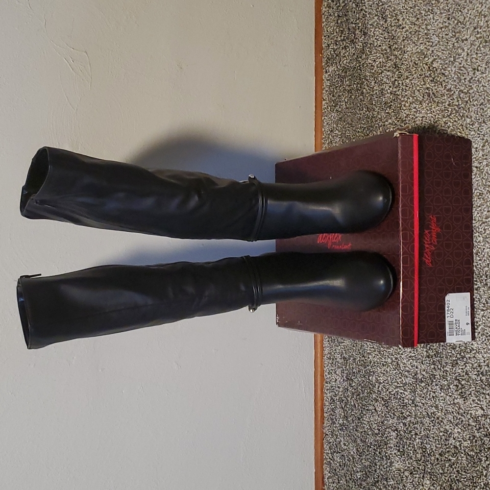 Weaver Tissage women's boots. Black. Size 9.